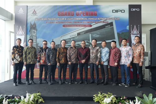 Foto bersama di sela-sela grand opening DIPO Bukititnggi. Foto Ist