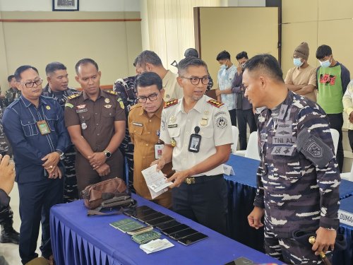 Lanal Dumai bongkar jalur ilegal Malaysia-Dumai, belasan penumpang gelap ditangkap.(foto: bambang/halloriau.com)